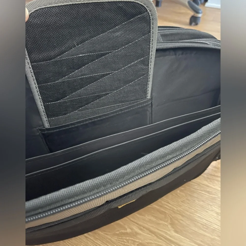 Targus multiple compartments bag
